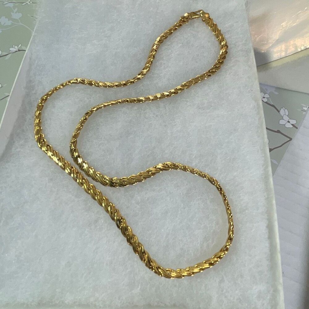VTG Wheat chain or foxtail chain flat lay necklace. Approximately 22” long.